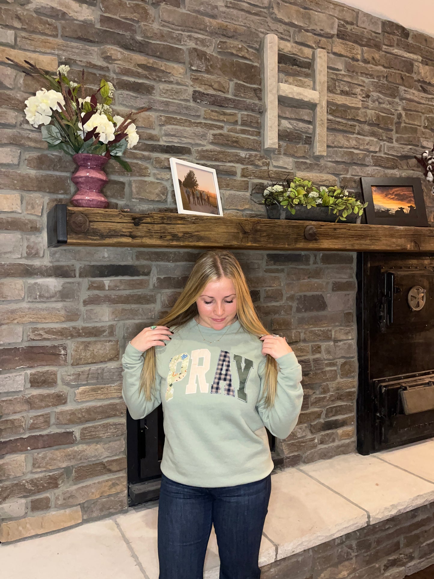 PRAY Crewneck